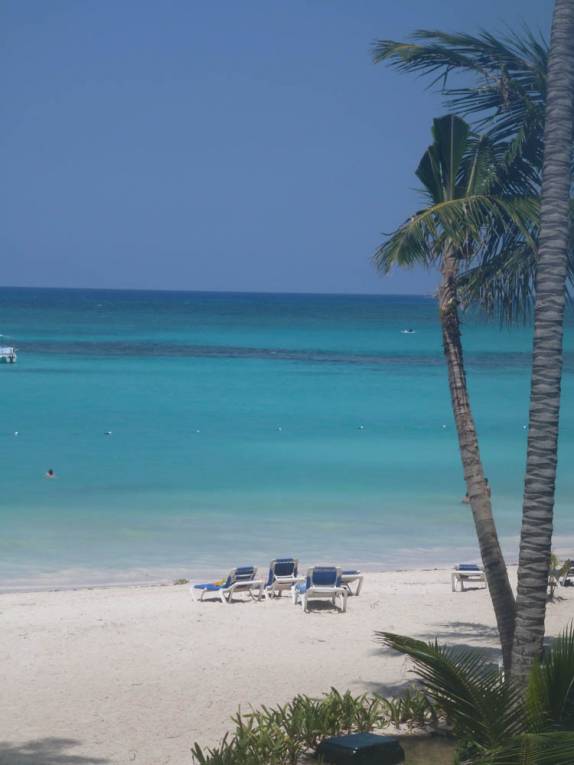 Praia em frente ao hotel em Punta Cana, no litoral da República Dominicana